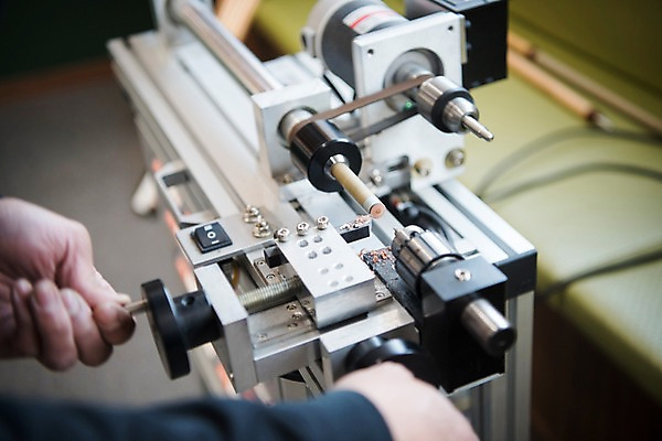 포토 JPG 손 공장 실내 근접촬영 신체부위 기계 제조 당구 오브젝트 당구채 국내포토 뷰포인트 공업 사람 내부 구기 당구용품 파일형식