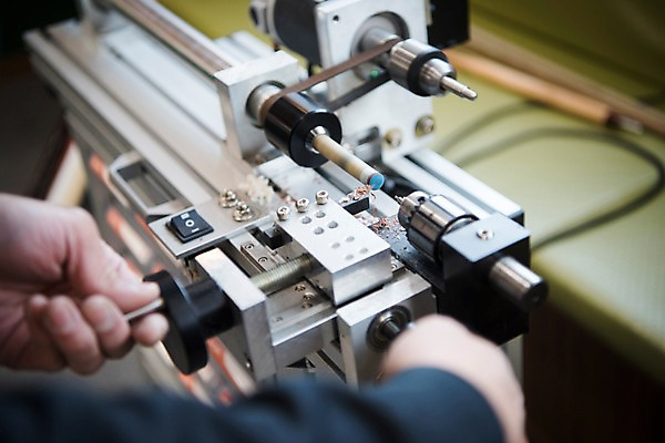 포토 JPG 손 공장 실내 근접촬영 신체부위 기계 제조 당구 오브젝트 당구채 국내포토 뷰포인트 공업 사람 내부 구기 당구용품 파일형식