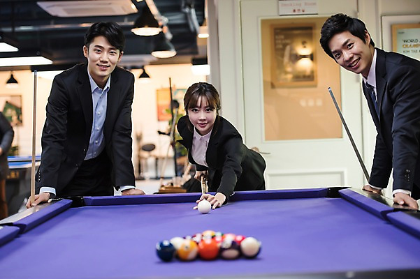 포토 JPG 여자 남자 실내 서기 미소 사람 상반신 20대 성인 앞모습 옆모습 세명 여러개 한국인 직장인 비즈니스맨 비즈니스우먼 동료 당구공 당구채 당구장 회식 성인만 국내포토 직업 뷰포인트 다수 비즈니스 공 관계 모션 표정 동양인 청년 내부 식사 당구용품 파일형식