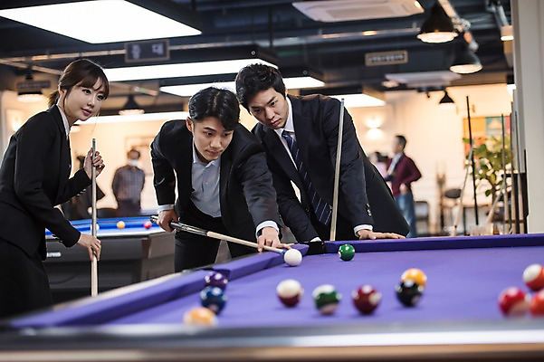 포토 JPG 응시 여자 남자 실내 서기 사람 상반신 20대 성인 앞모습 옆모습 세명 한국인 직장인 비즈니스맨 비즈니스우먼 동료 당구공 당구채 당구장 회식 성인만 국내포토 직업 시선 뷰포인트 비즈니스 공 관계 모션 동양인 청년 내부 식사 당구용품 파일형식