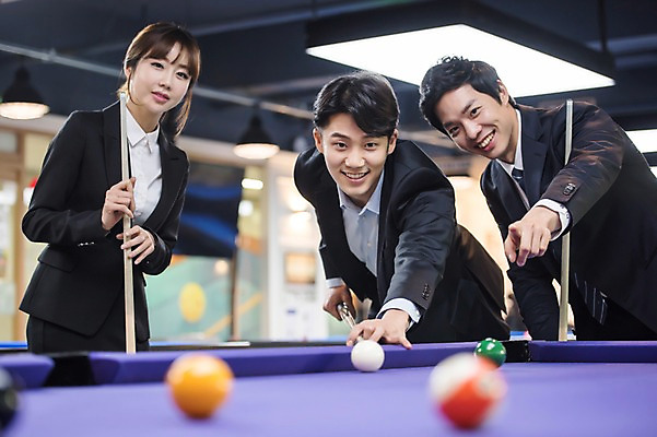 포토 JPG 여자 남자 실내 서기 웃음 사람 상반신 20대 성인 앞모습 세명 한국인 가리킴 직장인 비즈니스맨 비즈니스우먼 동료 당구공 당구채 당구장 회식 성인만 국내포토 직업 뷰포인트 비즈니스 공 관계 모션 표정 동양인 손짓 청년 내부 식사 당구용품 파일형식