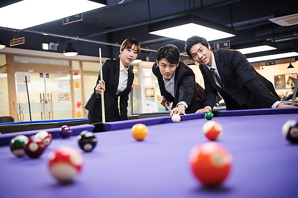 포토 JPG 응시 여자 남자 실내 서기 사람 상반신 20대 성인 앞모습 아웃포커스 세명 한국인 직장인 비즈니스맨 비즈니스우먼 동료 당구공 당구채 당구장 회식 성인만 국내포토 직업 시선 뷰포인트 비즈니스 공 관계 모션 촬영기법 동양인 청년 내부 식사 당구용품 파일형식
