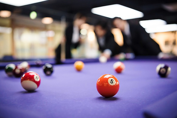 포토 JPG 여자 남자 실내 서기 사람 상반신 20대 성인 앞모습 아웃포커스 세명 여러개 한국인 직장인 비즈니스맨 비즈니스우먼 동료 당구공 당구장 회식 성인만 국내포토 직업 뷰포인트 다수 비즈니스 공 관계 모션 촬영기법 동양인 청년 내부 식사 당구용품 파일형식