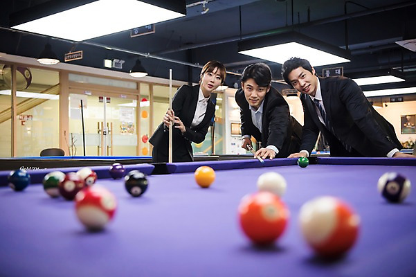 포토 JPG 응시 여자 남자 실내 서기 사람 상반신 20대 성인 앞모습 아웃포커스 세명 한국인 직장인 비즈니스맨 비즈니스우먼 동료 당구공 당구채 당구장 회식 성인만 국내포토 직업 시선 뷰포인트 비즈니스 공 관계 모션 촬영기법 동양인 청년 내부 식사 당구용품 파일형식