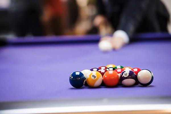 포토 JPG 손 남자 실내 한명 사람 20대 성인 아웃포커스 신체부위 여러개 한국인 직장인 비즈니스맨 당구공 당구장 회식 성인남자한명만 국내포토 직업 1 다수 비즈니스 공 촬영기법 동양인 청년 내부 식사 당구용품 남자한명만 성인남자만 파일형식