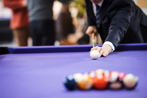 포토 JPG 손 남자 실내 한명 사람 20대 성인 아웃포커스 신체부위 한국인 직장인 비즈니스맨 당구공 당구채 당구장 회식 성인남자한명만 국내포토 직업 1 비즈니스 공 촬영기법 동양인 청년 내부 식사 당구용품 남자한명만 성인남자만 파일형식