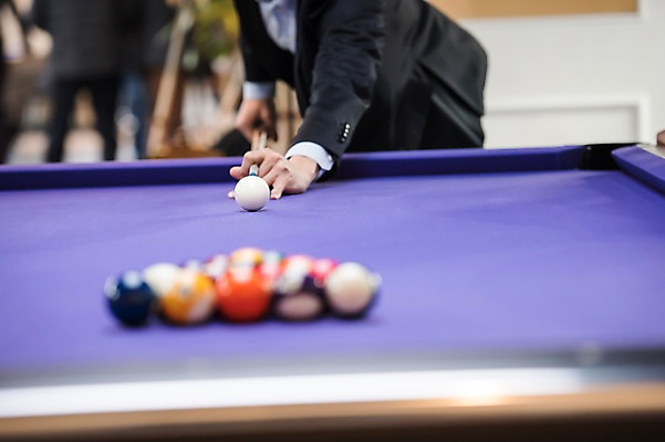포토 JPG 손 남자 실내 한명 사람 정장 20대 성인 신체부위 한국인 직장인 비즈니스맨 당구공 당구대 당구채 회식 성인남자한명만 국내포토 직업 1 옷 비즈니스 공 동양인 청년 내부 식사 당구 당구용품 남자한명만 성인남자만 파일형식