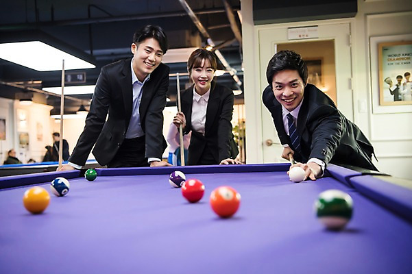 포토 JPG 여자 남자 실내 서기 미소 사람 상반신 20대 성인 앞모습 세명 한국인 직장인 비즈니스맨 비즈니스우먼 동료 당구공 당구채 당구장 회식 성인만 국내포토 직업 뷰포인트 비즈니스 공 관계 모션 표정 동양인 청년 내부 식사 당구용품 파일형식