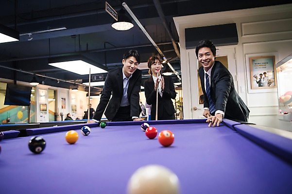 포토 JPG 여자 남자 실내 서기 웃음 사람 상반신 20대 성인 앞모습 세명 한국인 직장인 비즈니스맨 비즈니스우먼 박수 동료 당구공 당구채 당구장 회식 성인만 국내포토 직업 뷰포인트 비즈니스 공 관계 모션 표정 동양인 손짓 청년 내부 식사 당구용품 파일형식