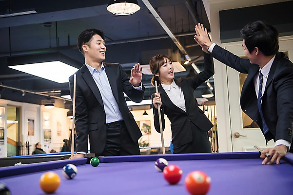 포토 JPG 여자 남자 실내 서기 웃음 사람 상반신 20대 성인 앞모습 옆모습 세명 한국인 직장인 비즈니스맨 비즈니스우먼 동료 당구공 하이파이브 당구채 당구장 회식 성인만 국내포토 직업 뷰포인트 비즈니스 공 관계 모션 표정 동양인 손짓 청년 내부 식사 당구용품 파일형식