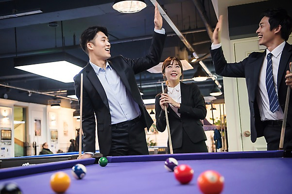 포토 JPG 여자 남자 실내 서기 웃음 사람 상반신 20대 성인 앞모습 옆모습 세명 한국인 직장인 비즈니스맨 비즈니스우먼 동료 당구공 하이파이브 당구채 당구장 회식 성인만 국내포토 직업 뷰포인트 비즈니스 공 관계 모션 표정 동양인 손짓 청년 내부 식사 당구용품 파일형식
