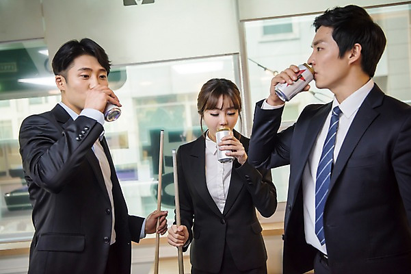포토 JPG 여자 남자 맥주 실내 서기 사람 상반신 20대 성인 앞모습 옆모습 세명 한국인 마시기 직장인 비즈니스맨 비즈니스우먼 동료 당구채 당구장 회식 성인만 국내포토 직업 뷰포인트 비즈니스 관계 모션 주류 동양인 청년 내부 식사 당구용품 파일형식