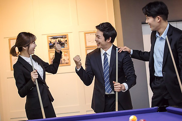 포토 JPG 여자 남자 실내 서기 웃음 사람 상반신 20대 성인 앞모습 옆모습 세명 파이팅 한국인 직장인 비즈니스맨 비즈니스우먼 동료 당구채 당구장 회식 성인만 어깨에손 국내포토 직업 뷰포인트 비즈니스 관계 모션 표정 동양인 청년 내부 식사 당구용품 파일형식