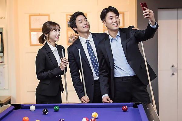 포토 JPG 여자 남자 실내 서기 미소 사람 상반신 20대 성인 앞모습 옆모습 세명 스마트폰 한국인 직장인 비즈니스맨 비즈니스우먼 셀프카메라 동료 당구공 당구채 당구장 회식 성인만 국내포토 직업 뷰포인트 비즈니스 공 관계 모션 표정 동양인 청년 내부 핸드폰 스마트기기 사진촬영 식사 당구용품 파일형식