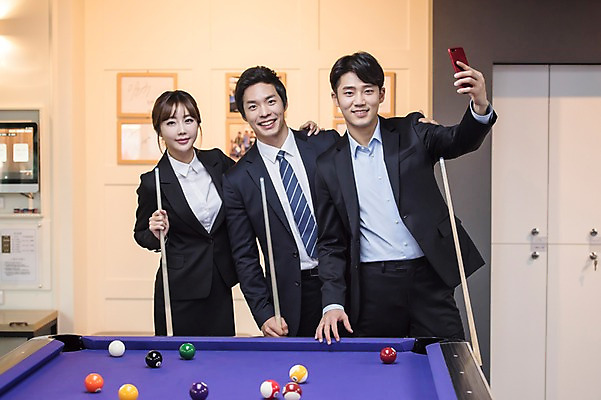 포토 JPG 여자 남자 실내 서기 웃음 사람 상반신 20대 성인 앞모습 세명 스마트폰 한국인 직장인 비즈니스맨 비즈니스우먼 셀프카메라 동료 당구공 당구채 당구장 회식 성인만 국내포토 직업 뷰포인트 비즈니스 공 관계 모션 표정 동양인 청년 내부 핸드폰 스마트기기 사진촬영 식사 당구용품 파일형식