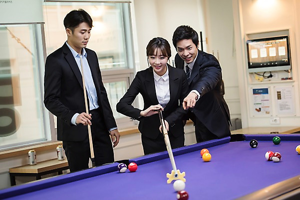 포토 JPG 여자 남자 실내 서기 미소 사람 상반신 20대 성인 앞모습 세명 한국인 가리킴 직장인 비즈니스맨 비즈니스우먼 동료 당구공 당구채 당구장 회식 성인만 국내포토 직업 뷰포인트 비즈니스 공 관계 모션 표정 동양인 손짓 청년 내부 식사 당구용품 파일형식