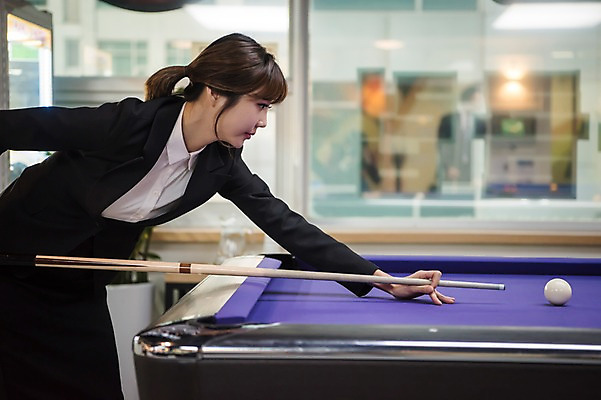포토 JPG 여자 실내 한명 서기 사람 상반신 20대 성인 옆모습 한국인 직장인 비즈니스우먼 집중 당구공 당구채 당구장 회식 성인여자한명만 국내포토 직업 1 뷰포인트 컨셉 비즈니스 공 모션 동양인 청년 내부 식사 당구용품 여자한명만 성인여자만 파일형식