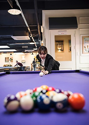 포토 JPG 여자 실내 한명 서기 사람 정장 상반신 20대 성인 앞모습 아웃포커스 한국인 직장인 비즈니스우먼 당구공 당구대 당구장 회식 성인여자한명만 국내포토 직업 1 옷 뷰포인트 비즈니스 공 모션 촬영기법 동양인 청년 내부 식사 당구 당구용품 여자한명만 성인여자만 파일형식