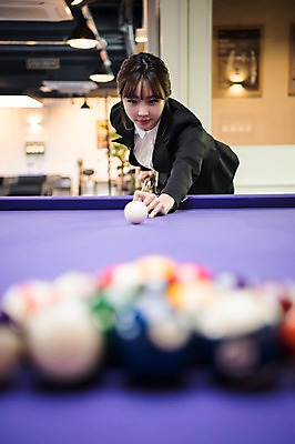 포토 JPG 여자 실내 한명 서기 사람 상반신 20대 성인 앞모습 아웃포커스 한국인 직장인 비즈니스우먼 당구공 당구채 당구장 회식 성인여자한명만 국내포토 직업 1 뷰포인트 비즈니스 공 모션 촬영기법 동양인 청년 내부 식사 당구용품 여자한명만 성인여자만 파일형식