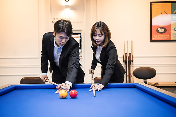 포토 JPG 여자 남자 실내 서기 사람 상반신 20대 성인 두명 앞모습 한국인 직장인 비즈니스맨 비즈니스우먼 가르침 동료 당구공 자세교정 당구채 회식 성인만 국내포토 직업 교육 뷰포인트 비즈니스 공 관계 모션 동양인 청년 내부 식사 연습 당구용품 파일형식