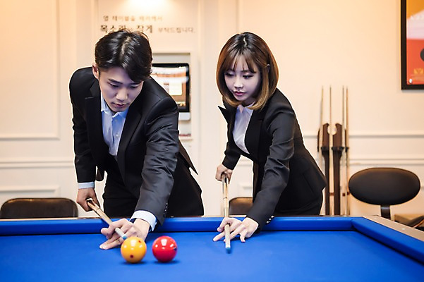 포토 JPG 여자 남자 실내 서기 사람 상반신 20대 성인 두명 앞모습 한국인 직장인 비즈니스맨 비즈니스우먼 가르침 집중 동료 당구공 자세교정 당구채 회식 성인만 국내포토 직업 교육 뷰포인트 컨셉 비즈니스 공 관계 모션 동양인 청년 내부 식사 연습 당구용품 파일형식