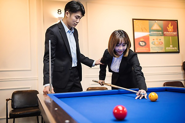 포토 JPG 여자 남자 실내 서기 사람 상반신 20대 성인 두명 앞모습 옆모습 한국인 잡기 직장인 비즈니스맨 비즈니스우먼 가르침 동료 당구공 당구채 회식 성인만 국내포토 직업 교육 뷰포인트 비즈니스 공 관계 모션 동양인 청년 내부 식사 당구용품 파일형식