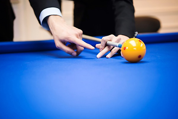 포토 JPG 손 여자 남자 실내 사람 20대 성인 두명 신체부위 한국인 가리킴 직장인 비즈니스맨 비즈니스우먼 가르침 동료 당구공 당구장 회식 성인만 국내포토 직업 교육 비즈니스 공 관계 동양인 손짓 청년 내부 식사 당구용품 파일형식