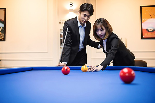 포토 JPG 여자 남자 실내 서기 사람 정장 상반신 20대 성인 두명 앞모습 옆모습 한국인 직장인 비즈니스맨 비즈니스우먼 가르침 집중 동료 당구공 당구채 회식 성인만 국내포토 직업 옷 교육 뷰포인트 컨셉 비즈니스 공 관계 모션 동양인 청년 내부 식사 당구용품 파일형식