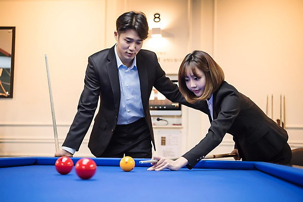 포토 JPG 여자 남자 실내 서기 사람 정장 상반신 20대 성인 두명 앞모습 한국인 직장인 비즈니스맨 비즈니스우먼 가르침 집중 동료 당구공 당구채 당구장 회식 성인만 국내포토 직업 옷 교육 뷰포인트 컨셉 비즈니스 공 관계 모션 동양인 청년 내부 식사 당구용품 파일형식