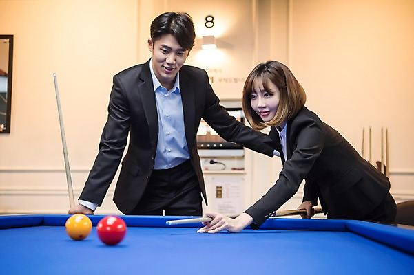 포토 JPG 여자 남자 실내 서기 미소 사람 정장 상반신 20대 성인 두명 앞모습 한국인 직장인 비즈니스맨 비즈니스우먼 가르침 동료 당구공 당구채 당구장 회식 성인만 국내포토 직업 옷 교육 뷰포인트 비즈니스 공 관계 모션 표정 동양인 청년 내부 식사 당구용품 파일형식