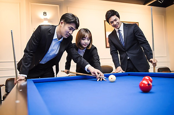 포토 JPG 여자 남자 실내 서기 미소 사람 상반신 20대 성인 앞모습 세명 한국인 직장인 비즈니스맨 비즈니스우먼 가르침 동료 당구공 당구대 당구채 회식 성인만 국내포토 직업 교육 뷰포인트 비즈니스 공 관계 모션 표정 동양인 청년 내부 식사 당구 당구용품 파일형식