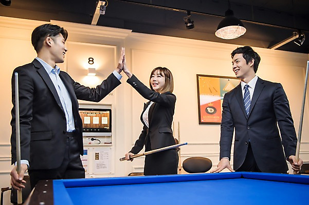 포토 JPG 여자 남자 실내 서기 웃음 사람 상반신 20대 성인 옆모습 세명 한국인 직장인 비즈니스맨 비즈니스우먼 동료 당구대 하이파이브 당구채 회식 성인만 국내포토 직업 뷰포인트 비즈니스 관계 모션 표정 동양인 손짓 청년 내부 식사 당구 당구용품 파일형식