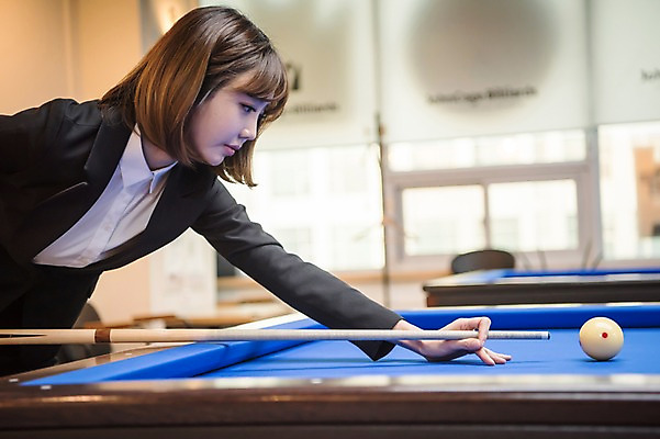 포토 JPG 여자 실내 한명 서기 사람 정장 상반신 20대 성인 옆모습 한국인 직장인 비즈니스우먼 집중 당구공 당구대 당구채 회식 성인여자한명만 국내포토 직업 1 옷 뷰포인트 컨셉 비즈니스 공 모션 동양인 청년 내부 식사 당구 당구용품 여자한명만 성인여자만 파일형식