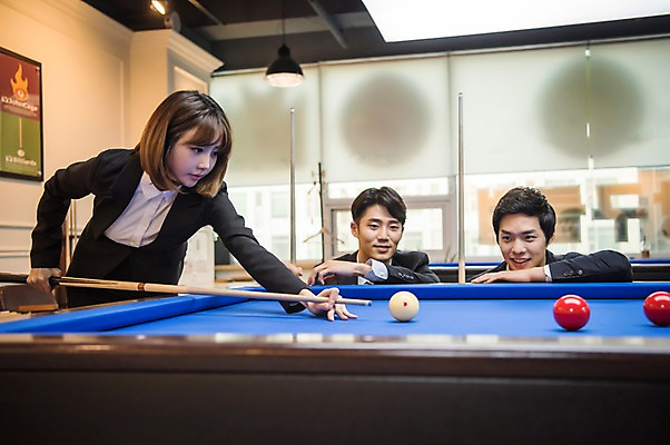 포토 JPG 여자 남자 실내 서기 사람 앉기 상반신 20대 성인 앞모습 옆모습 세명 한국인 직장인 비즈니스맨 비즈니스우먼 집중 동료 당구공 당구대 당구채 회식 성인만 국내포토 직업 뷰포인트 컨셉 비즈니스 공 관계 모션 동양인 청년 내부 식사 당구 당구용품 파일형식