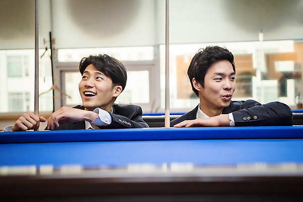 포토 JPG 남자 장난 실내 웃음 사람 앉기 상반신 20대 성인 두명 앞모습 기댐 한국인 직장인 비즈니스맨 동료 당구대 당구채 방해 회식 성인남자만 국내포토 직업 뷰포인트 컨셉 비즈니스 관계 모션 표정 동양인 청년 내부 식사 당구 당구용품 남자만 성인만 파일형식