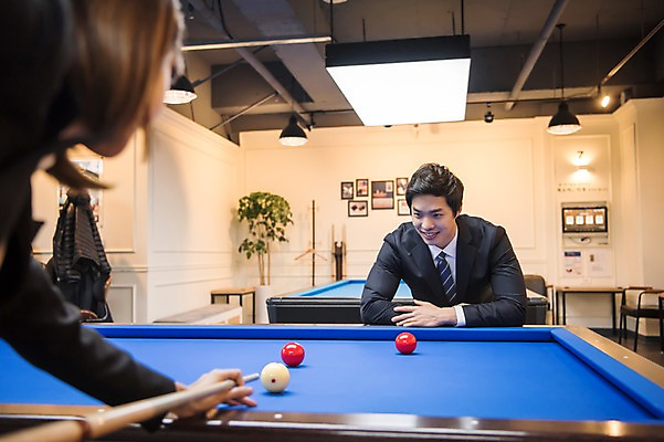 포토 JPG 여자 남자 실내 서기 사람 상반신 20대 성인 두명 앞모습 뒷모습 기댐 한국인 직장인 비즈니스맨 비즈니스우먼 동료 즐거움 당구공 당구대 당구채 방해 회식 성인만 국내포토 직업 감정 뷰포인트 컨셉 비즈니스 공 관계 모션 동양인 청년 내부 식사 당구 당구용품 파일형식
