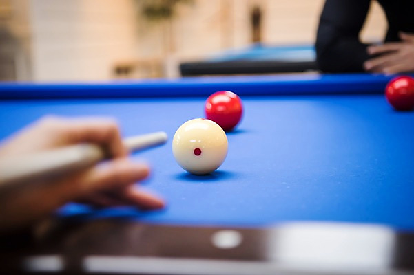 포토 JPG 손 남자 실내 사람 20대 성인 두명 아웃포커스 신체부위 기댐 한국인 직장인 비즈니스맨 동료 당구공 당구대 당구채 방해 회식 성인남자만 국내포토 직업 컨셉 비즈니스 공 관계 모션 촬영기법 동양인 청년 내부 식사 당구 당구용품 남자만 성인만 파일형식