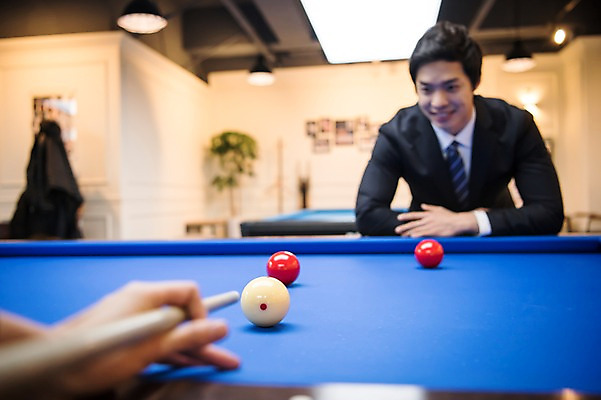 포토 JPG 손 여자 남자 실내 서기 사람 상반신 20대 성인 두명 앞모습 아웃포커스 신체부위 기댐 한국인 직장인 비즈니스맨 비즈니스우먼 동료 당구공 당구대 당구장 방해 회식 성인만 국내포토 직업 뷰포인트 컨셉 비즈니스 공 관계 모션 촬영기법 동양인 청년 내부 식사 당구 당구용품 파일형식