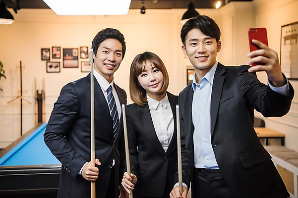 포토 JPG 여자 남자 실내 서기 미소 사람 상반신 20대 성인 앞모습 세명 스마트폰 한국인 직장인 비즈니스맨 비즈니스우먼 셀프카메라 동료 당구채 당구장 회식 성인만 국내포토 직업 뷰포인트 비즈니스 관계 모션 표정 동양인 청년 내부 핸드폰 스마트기기 사진촬영 식사 당구용품 파일형식