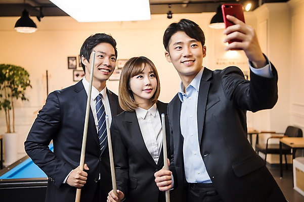 포토 JPG 여자 남자 실내 서기 미소 사람 상반신 20대 성인 앞모습 세명 스마트폰 한국인 직장인 비즈니스맨 비즈니스우먼 셀프카메라 동료 당구채 당구장 회식 성인만 국내포토 직업 뷰포인트 비즈니스 관계 모션 표정 동양인 청년 내부 핸드폰 스마트기기 사진촬영 식사 당구용품 파일형식