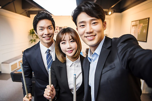 포토 JPG 여자 남자 실내 서기 미소 사람 상반신 20대 성인 앞모습 세명 한국인 직장인 비즈니스맨 비즈니스우먼 셀프카메라 동료 당구채 당구장 회식 성인만 국내포토 직업 뷰포인트 비즈니스 관계 모션 표정 동양인 청년 내부 사진촬영 식사 당구용품 파일형식