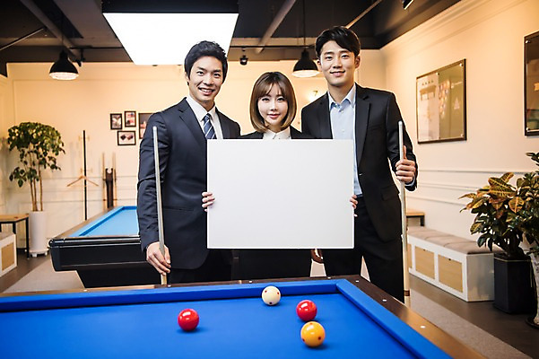 포토 JPG 배너 여자 남자 사각프레임 광고판 알림판 실내 서기 미소 들기 사람 상반신 20대 성인 앞모습 세명 한국인 직장인 비즈니스맨 비즈니스우먼 동료 당구공 당구채 당구장 회식 성인만 국내포토 직업 뷰포인트 비즈니스 공 관계 모션 프레임 표정 동양인 청년 내부 사각형 식사 당구용품 판 파일형식