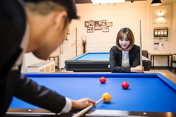 포토 JPG 여자 남자 실내 서기 사람 상반신 20대 성인 두명 앞모습 뒷모습 한국인 직장인 비즈니스맨 비즈니스우먼 동료 당구공 당구대 당구채 당구장 방해 회식 성인만 국내포토 직업 뷰포인트 컨셉 비즈니스 공 관계 모션 동양인 청년 내부 식사 당구 당구용품 파일형식