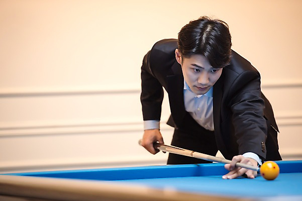 포토 JPG 남자 실내 한명 서기 사람 정장 상반신 20대 성인 앞모습 한국인 직장인 비즈니스맨 집중 당구공 당구채 회식 성인남자한명만 국내포토 직업 1 옷 뷰포인트 컨셉 비즈니스 공 모션 동양인 청년 내부 식사 당구용품 남자한명만 성인남자만 파일형식