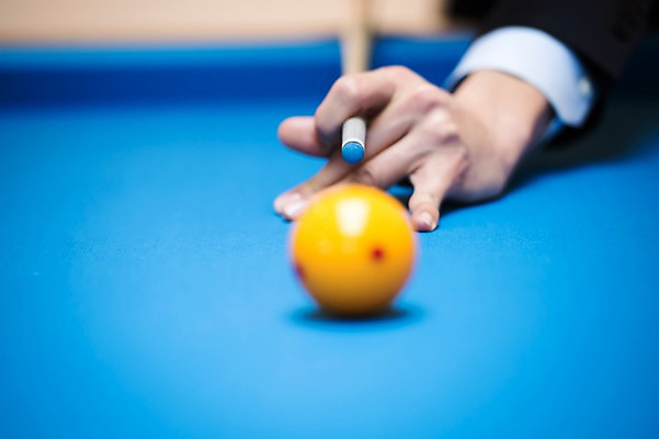 포토 JPG 손 남자 실내 한명 사람 20대 성인 신체부위 한국인 직장인 비즈니스맨 당구공 당구대 당구채 회식 성인남자한명만 국내포토 직업 1 비즈니스 공 동양인 청년 내부 식사 당구 당구용품 남자한명만 성인남자만 파일형식