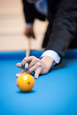 포토 JPG 손 남자 실내 한명 사람 정장 20대 성인 아웃포커스 신체부위 한국인 직장인 비즈니스맨 당구공 당구대 당구채 회식 성인남자한명만 국내포토 직업 1 옷 비즈니스 공 촬영기법 동양인 청년 내부 식사 당구 당구용품 남자한명만 성인남자만 파일형식