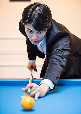 포토 JPG 남자 실내 한명 서기 사람 상반신 20대 성인 앞모습 한국인 직장인 비즈니스맨 집중 당구공 당구채 회식 성인남자한명만 국내포토 직업 1 뷰포인트 컨셉 비즈니스 공 모션 동양인 청년 내부 식사 당구용품 남자한명만 성인남자만 파일형식
