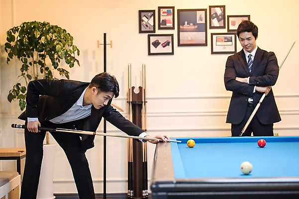 포토 JPG 남자 실내 서기 사람 상반신 20대 성인 두명 앞모습 옆모습 팔짱 한국인 직장인 비즈니스맨 동료 당구공 당구채 당구장 회식 성인남자만 국내포토 직업 뷰포인트 비즈니스 공 관계 모션 동양인 청년 내부 식사 당구용품 남자만 성인만 파일형식