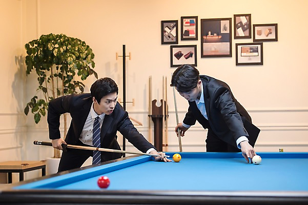 포토 JPG 남자 실내 서기 사람 상반신 20대 성인 두명 앞모습 옆모습 한국인 가리킴 직장인 비즈니스맨 동료 당구공 당구채 당구장 회식 성인남자만 국내포토 직업 뷰포인트 비즈니스 공 관계 모션 동양인 손짓 청년 내부 식사 당구용품 남자만 성인만 파일형식