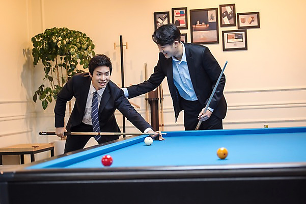 포토 JPG 남자 실내 서기 미소 사람 상반신 20대 성인 두명 앞모습 한국인 직장인 비즈니스맨 동료 당구공 당구채 당구장 회식 성인남자만 국내포토 직업 뷰포인트 비즈니스 공 관계 모션 표정 동양인 청년 내부 식사 당구용품 남자만 성인만 파일형식